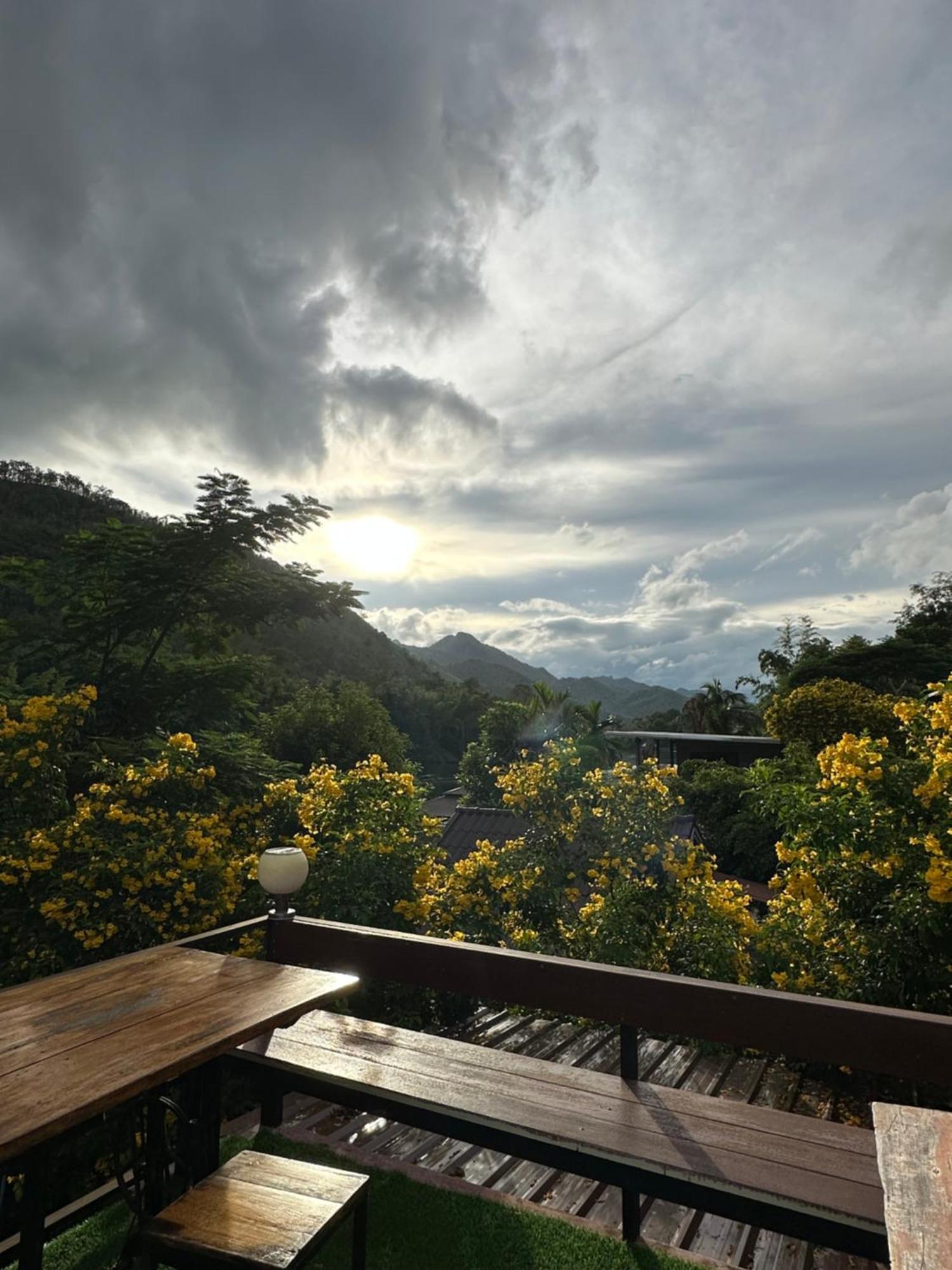 ชอว์ งาทอง รีสอร์ต Chor Ngar Thong Erawan Kanchanaburi Exterior photo